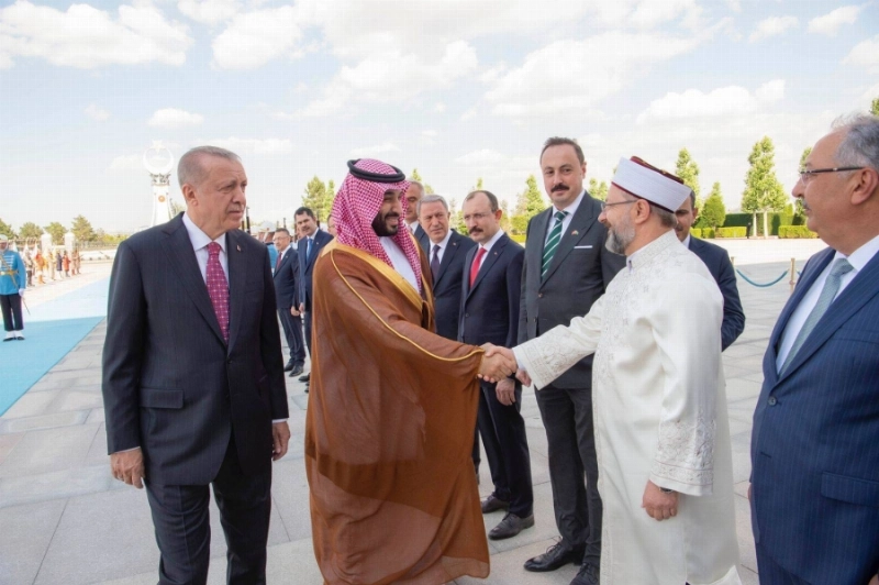 .. ويصافح عددا من المسؤولين
