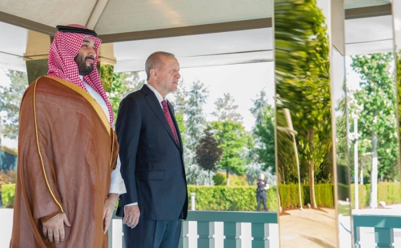 الأمير محمد بن سلمان لدى وصوله أنقرة وفي مقدمة مستقبليه الرئيس التركي (واس)