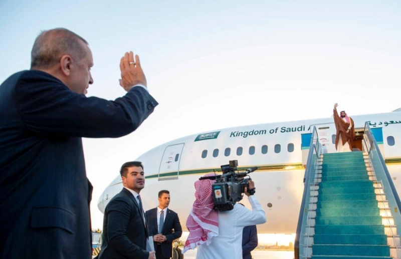 إردوغان يودع ولي العهد في المطار