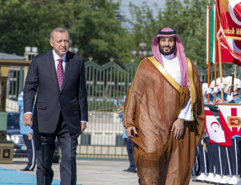 الأمير محمد بن سلمان ورجب إردوغان خلال مراسم الاستقبال الرسمية