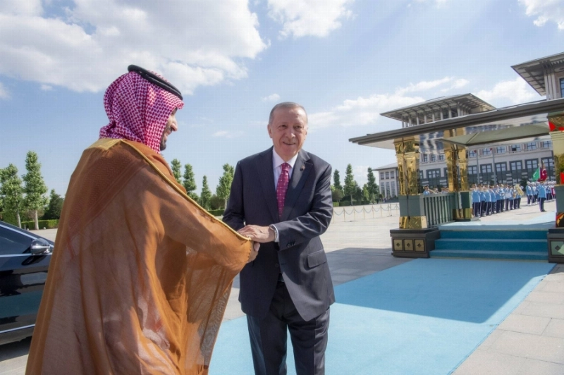 الأمير محمد بن سلمان ورجب إردوغان خلال مراسم الاستقبال الرسمية