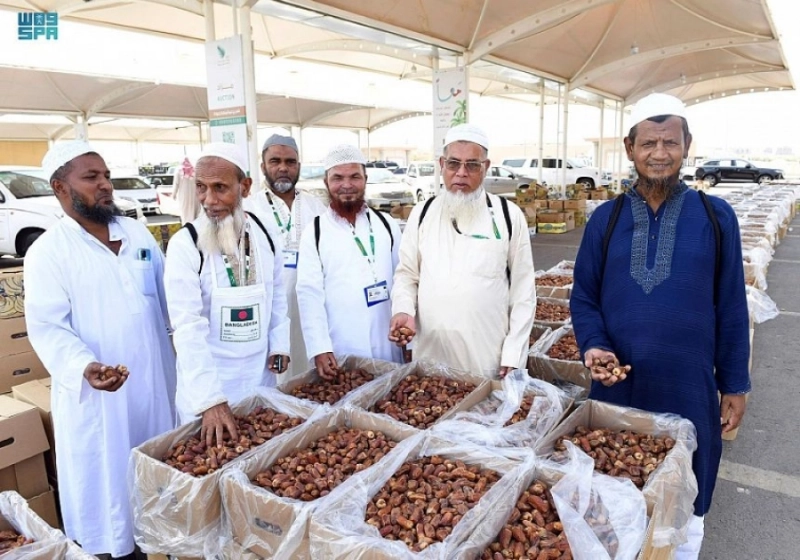 حجاج يتسوقون في سوق التمور (مكة)