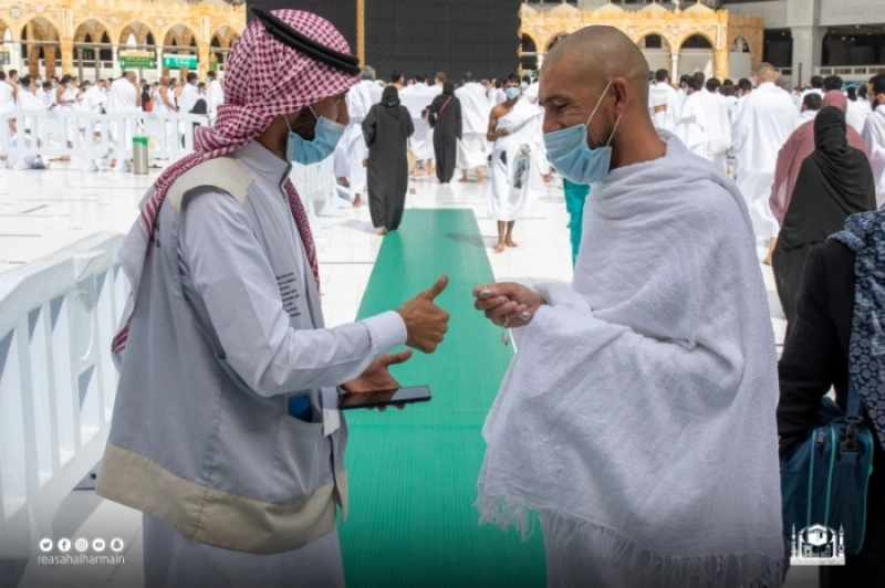 موظف يرشد أحد الحجاج (مكة)