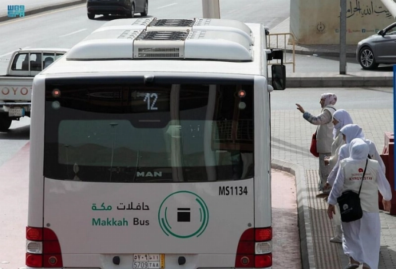 إحدى حافلات نقل الحجاج داخل العاصمة المقدسة (مكة)