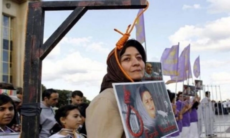 بلوشية ترفع صورة ابنتها ضحية النظام