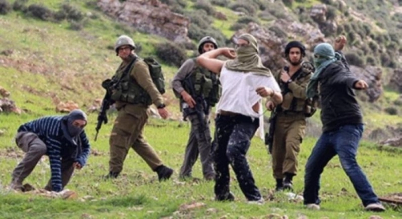 مستوطنون يعتدون على فلسطيني بحراسة الشرطة الإسرائيلية (مكة)