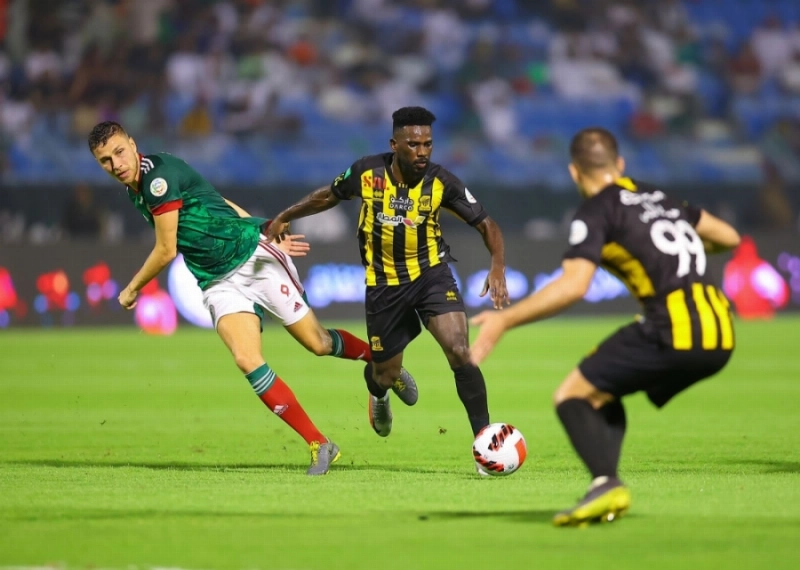 من مباراة الاتحاد والاتفاق (ماجد الشمري)