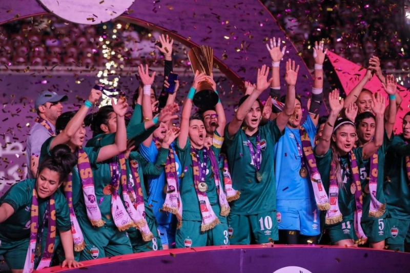 لحظة تتويج منتخب العراق للسيدات بكأس البطولة