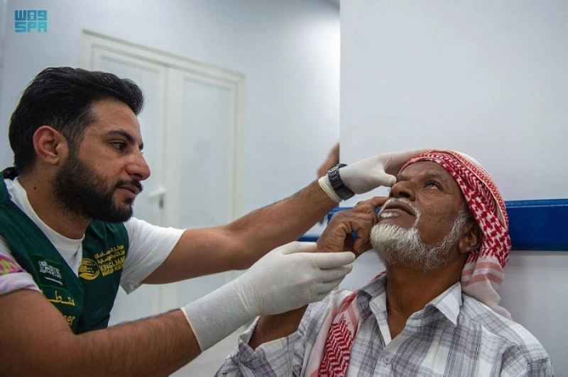 طبيب بمركز الملك سلمان يكشف على عين يمني