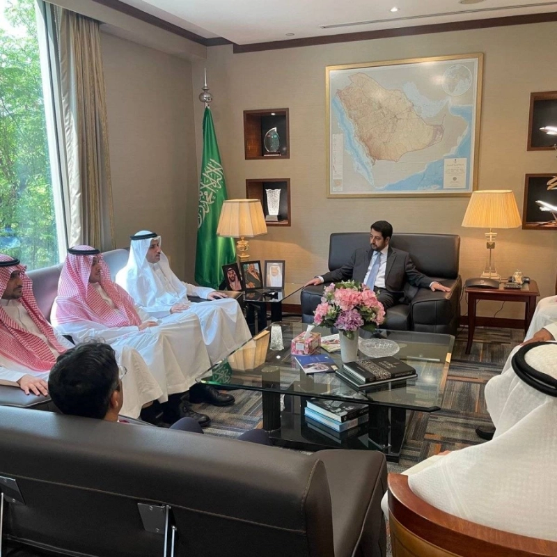 وفد ندلب خلال لقائه السفير السعودي في سنغافورة
