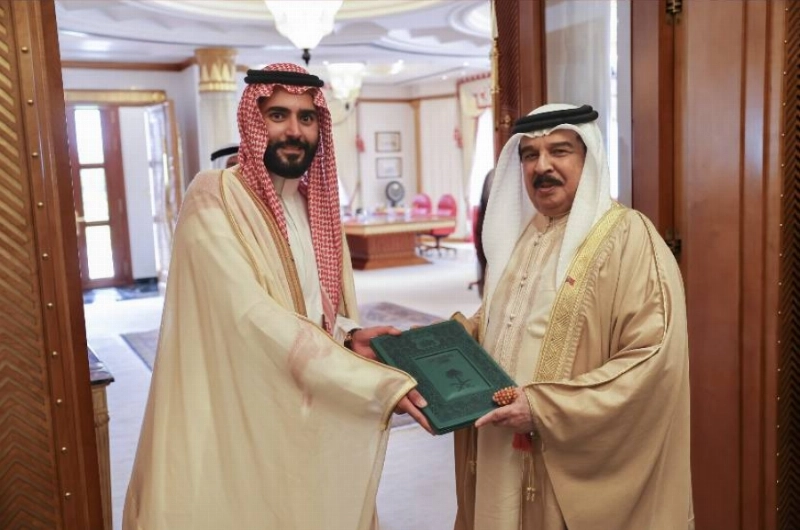 قام بتسليم الرسالة، سفير خادم الحرمين الشريفين لدى مملكة البحرين