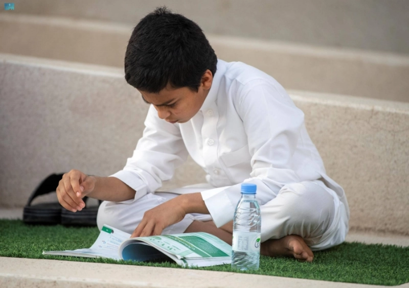 طالب يراجع دروسه قبل الاختبار (مكة)