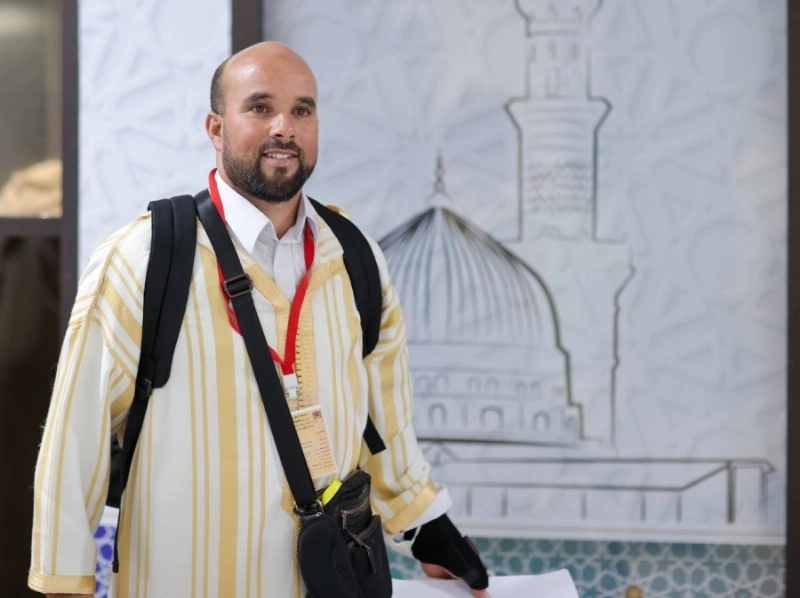 في صالة المغادرة بمطار الملك محمد الخامس بالمغرب، تعابير صادقة ارتسمت على وجوه ضيوف الرحمن المستفيدين من مبادرة طريق مكة.