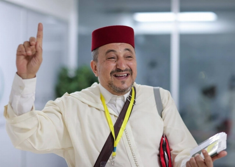 في صالة المغادرة بمطار الملك محمد الخامس بالمغرب، تعابير صادقة ارتسمت على وجوه ضيوف الرحمن المستفيدين من مبادرة طريق مكة.