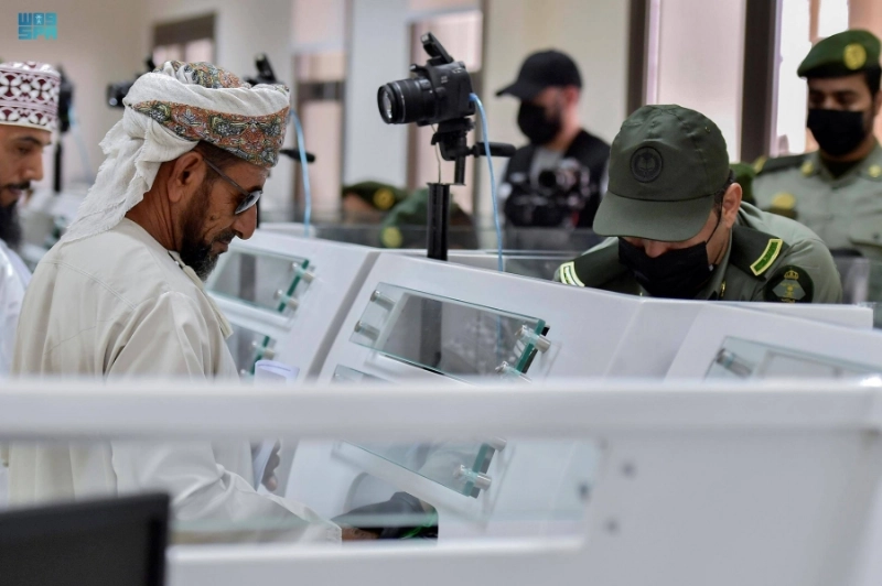 الجوازات تنهي إجراءات حجاج سلطنة عمان (مكة)