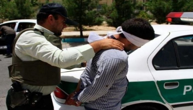 الشرطة الإيرانية تعتقل أحد الأشخاص في طهران