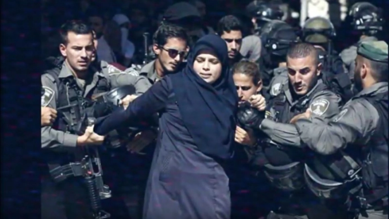 جنود الاحتلال يعتدون على فلسطينية (مكة)
