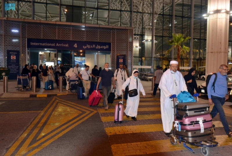 حجاج لدى وصولهم إلى المدينة المنورة (مكة)