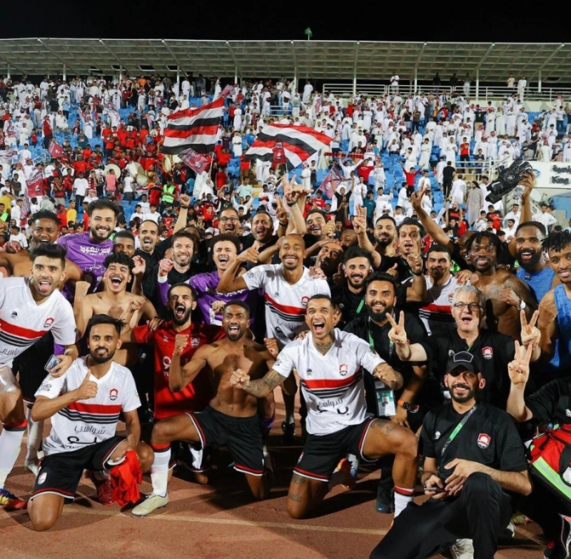 فرحة لاعبي الرائد بعد فوزهم على أبها وبقائهم في دوري المحترفين