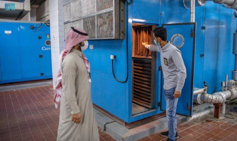 صيانة أحد أجهزة التبريد (مكة)