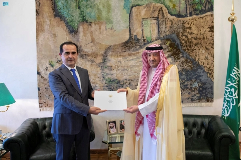 وليد الخريجي يتسلم الرسالة (واس)