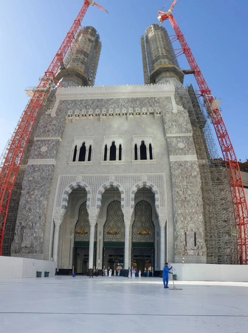 افتتح الرئيس العام لشـؤون المسـجد الحرام والمسجد النبوي الشـيخ الدكتور عبدالرحمن السديس أمس باب الملك عبدالعزيز في المسجد الحرام لتسهيل حركة الحشـود ومواكبة كثافة الحجاج. وأكد حرص الرئاسـة على أهمية الانتهاء من الأعمال الإنشائية والتشطيبات النهائية قبل حلول موسم الحج، وذلك وفق توجيهات القيادة الرشيدة، ليؤكد ريادة المملكة العالمية في خدمة الحرمين الشريفين وقاصديهما.