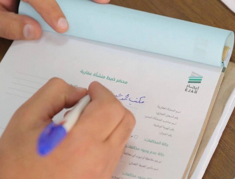ممثل إيجار أثناء كتابة محضر لأحد المكاتب