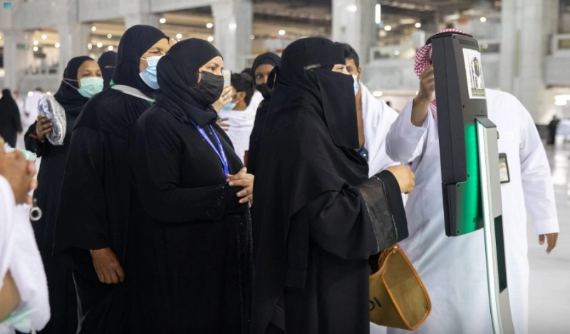 موظف يشرح طريقة عمل الروبوت (مكة)
