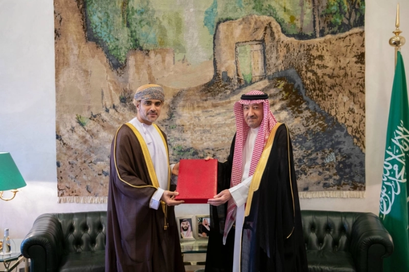 الخريجي لدى استقباله فيصل آل سعيد (واس)