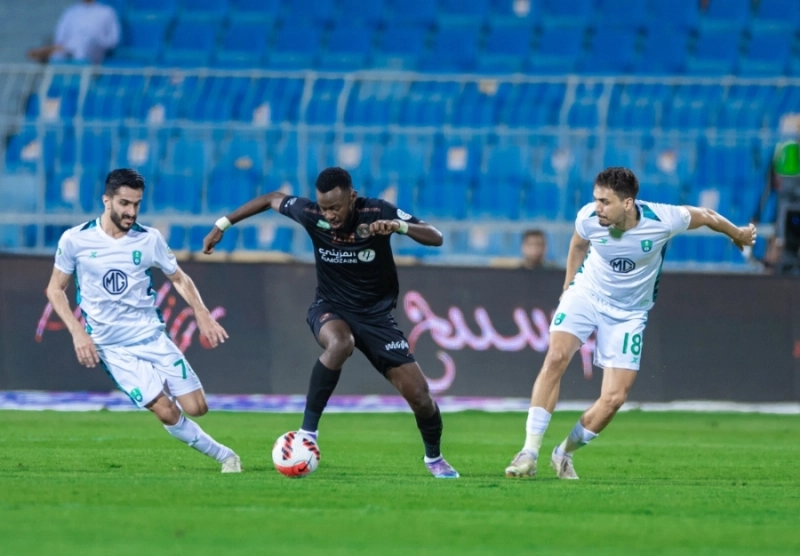 جانب من مباراة الشباب والأهلي التي شهدت بعد انتهائها هبوط الأخير