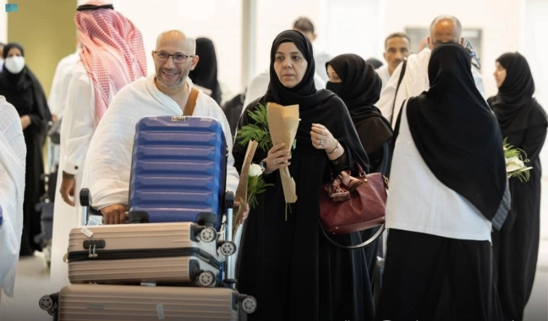استقبال الحجاج بالورود والهدايا (مكة)