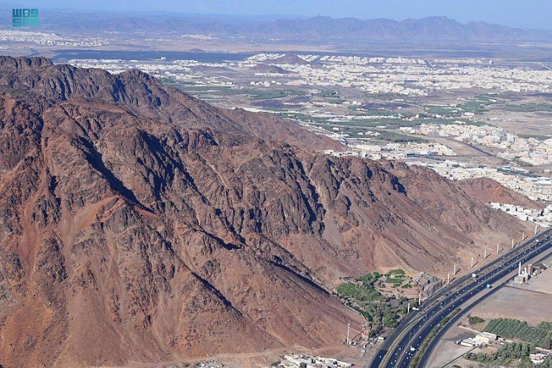 جبل أحد يتميز بصخوره النارية البركانية (مكة)