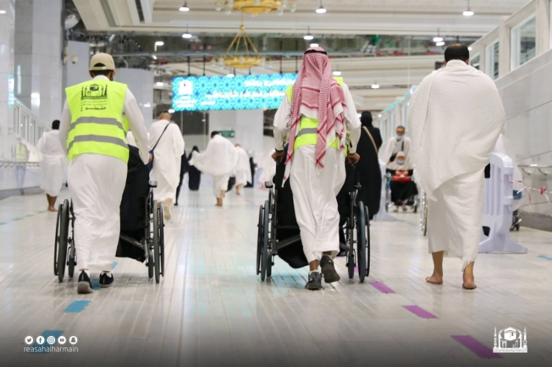 دفع عربات كبار السن من قبل المتطوعين (مكة)