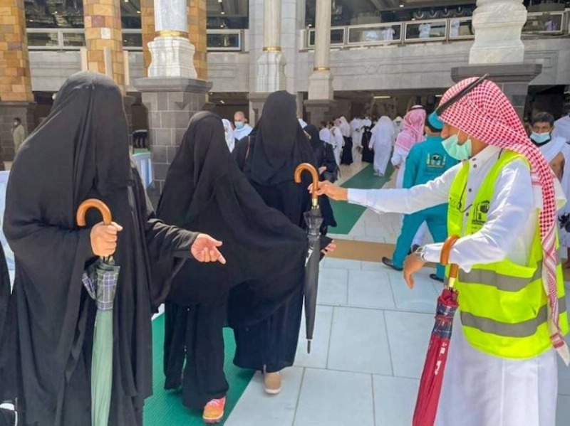 متطوعون لمساعدة الحجاج في المسجد الحرام