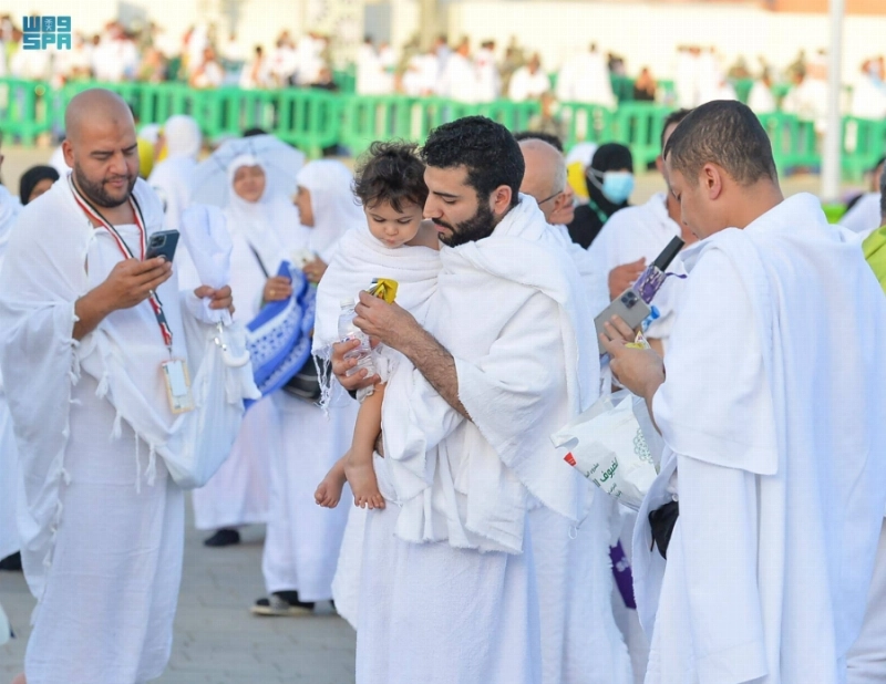 حاج يجري مكالمة هاتفية بذويه (واس)