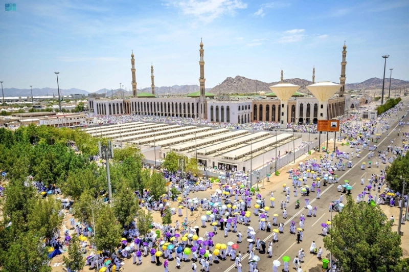 الحجاج على صعيد عرفات بالقرب من مسجد نمرة (واس)