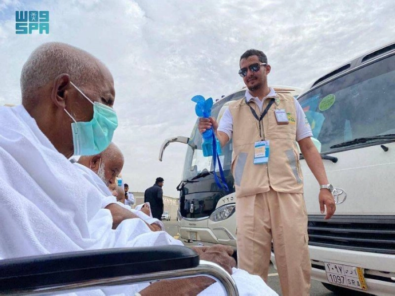 أحد الحجاج المنومين لدى تصعيده لمنى (واس)