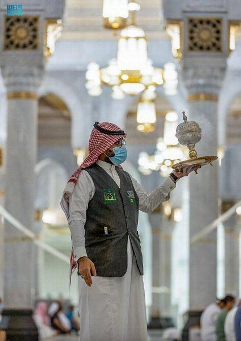 البخور في المسجد الحرام (واس)