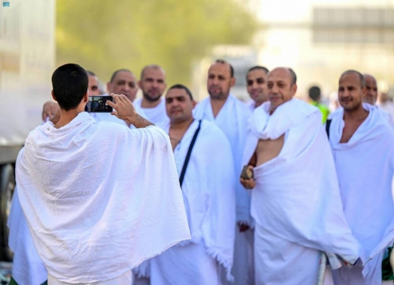 حاج يتلقط صور جماعية لزملاءه (واس)