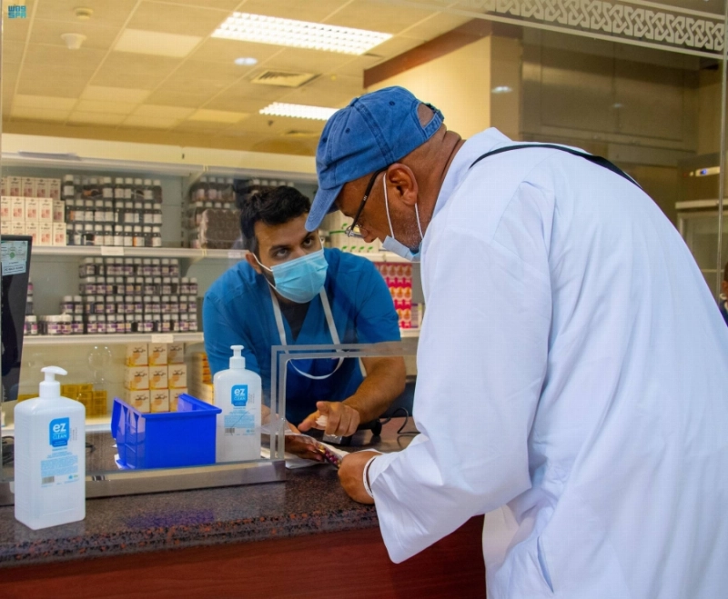 طاقم التمريض يخدم بعض الحجاج (واس)