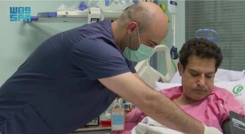 الطبيب يشرف على حالة رئيس البعثة الطبية الإيرانية (واس)