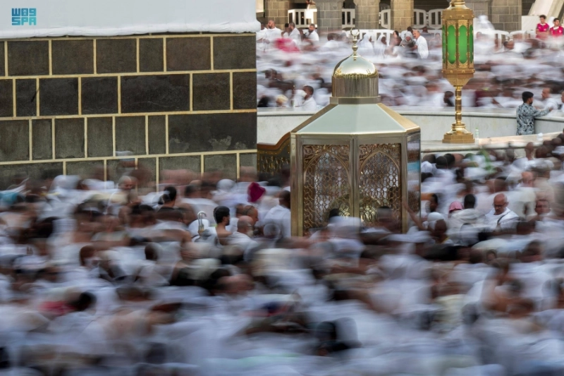الحجاج المتعجلون يؤدون طواف الوداع (أنس الحارثي)