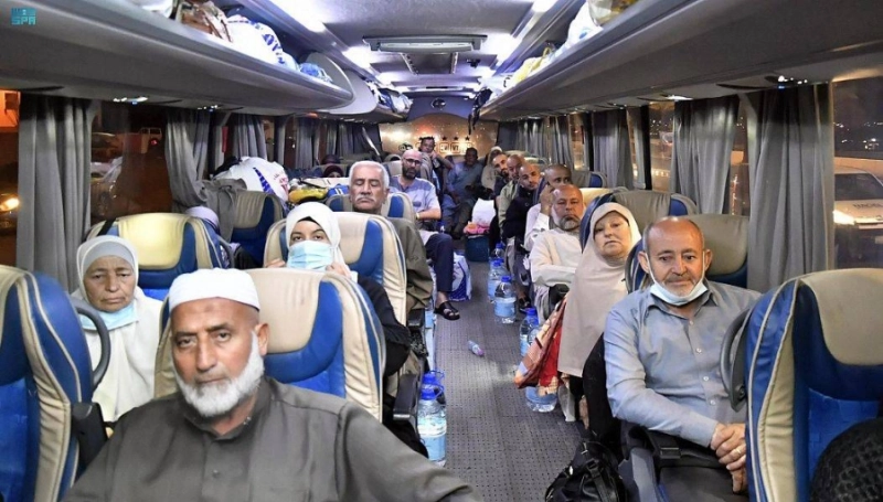 حجاج في طريقهم للمدينة المنورة (مكة)