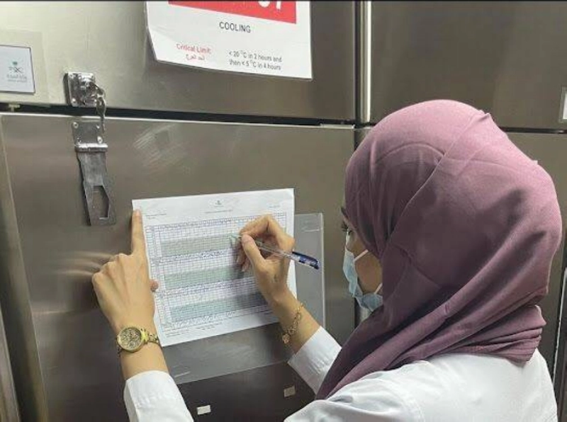 أخصائية تغذية تسجل جدول الأكل لأحد الحجاج المنومين