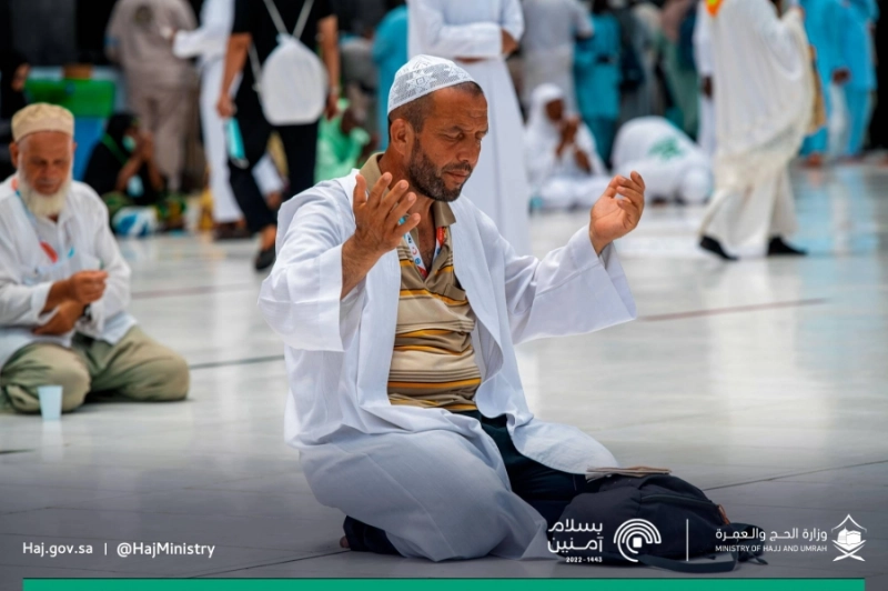 حجاج يبتهلون للمولى عز وجل بعد إكمال النسك (مكة)