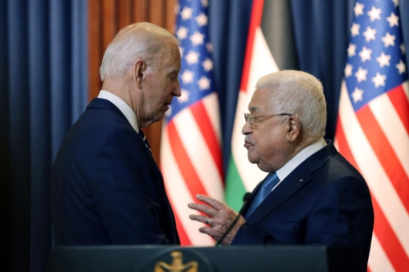 محمود عباس لدى استقبال بايدن (د ب أ)