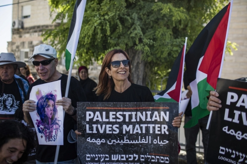 فلسطينيون يحملون صور شيرين أبوعاقلة