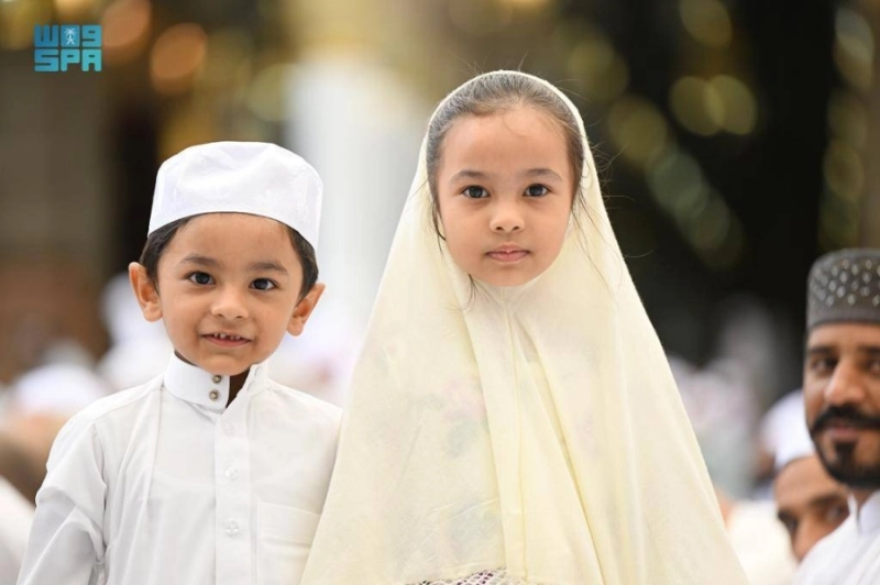 أطفال حرصوا على الصلاة (مكة)
