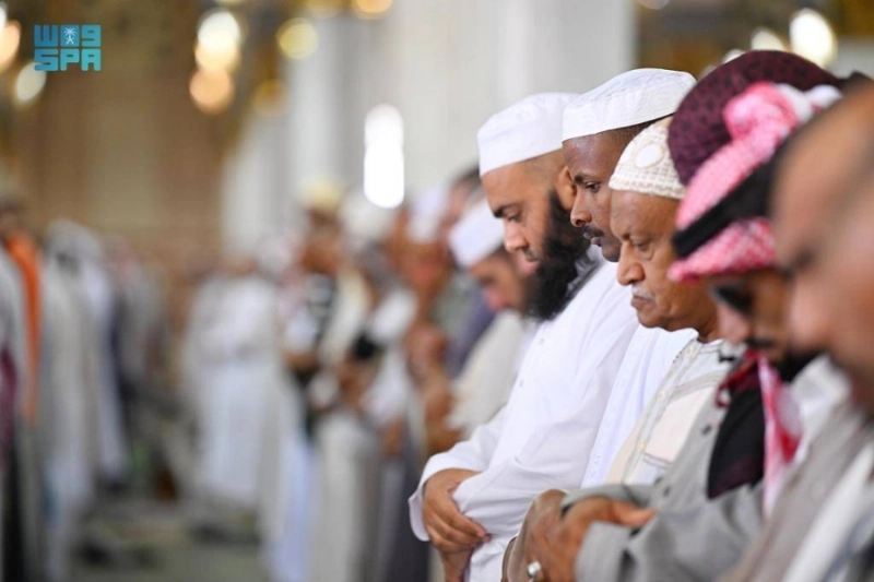 خشوع المصلين داخل المسجد النبوي (مكة)
