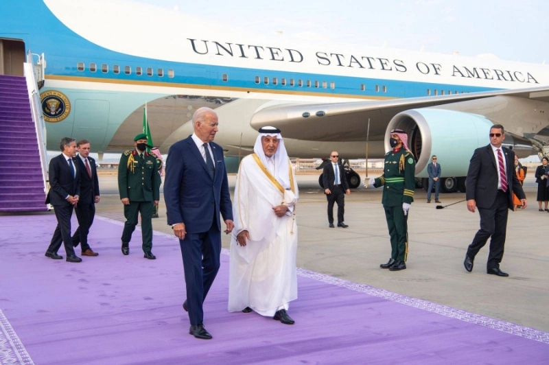 خالد الفيصل مستقبلا جوزيف بايدن لدى وصوله مطار الملك عبدالعزيز الدولي